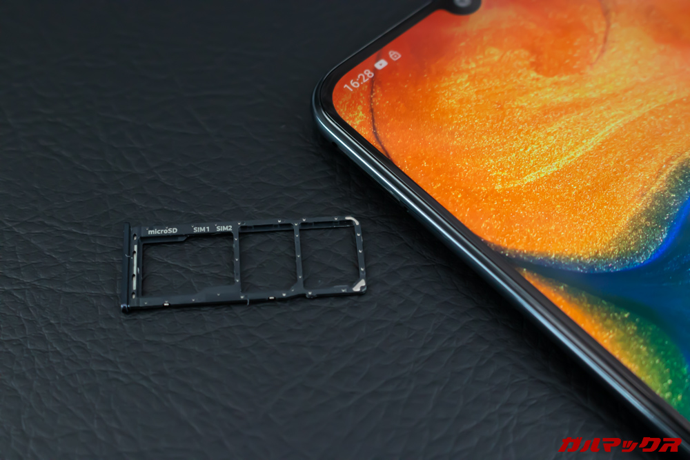 Galaxy A30はトリプルスロットを搭載している。