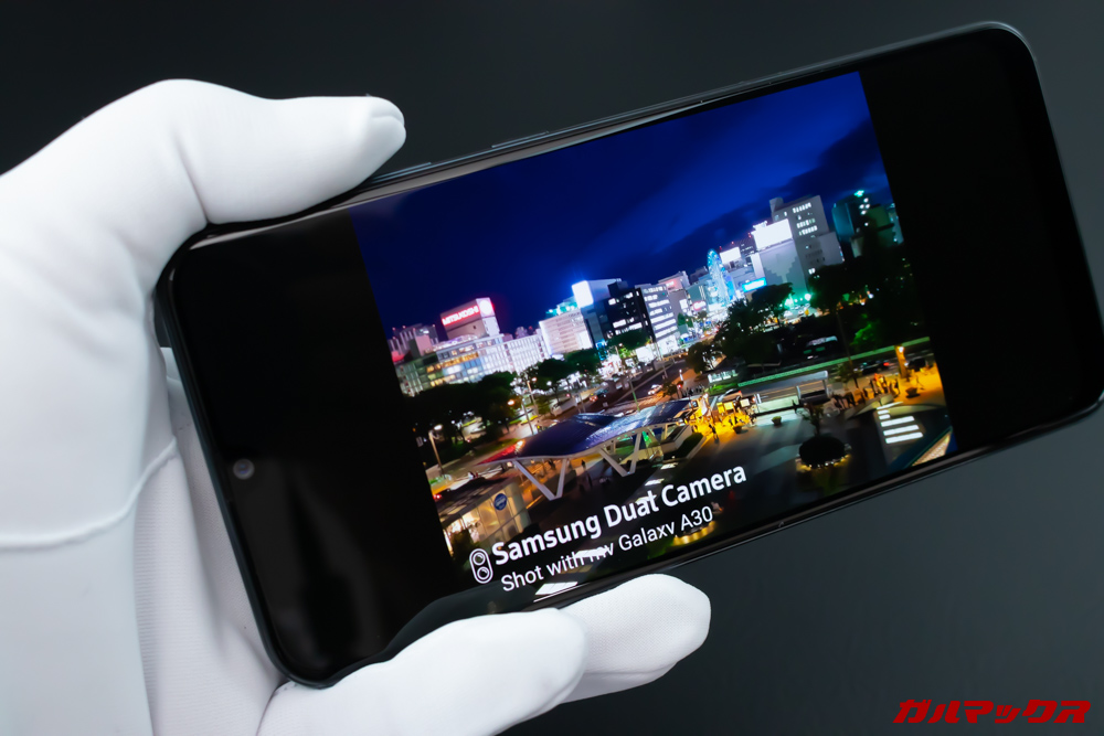 Galaxy A30は有機ELディスプレイを搭載しているので非常に発色が美しい。