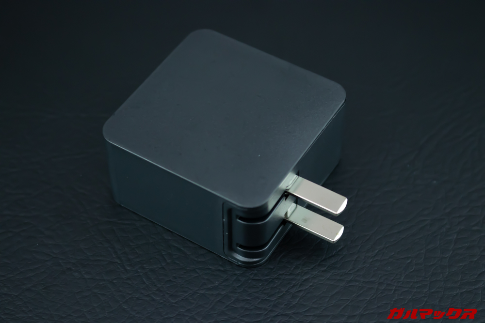 OneMix 3のプラグは指で引っ張るとプラグを展開できます。