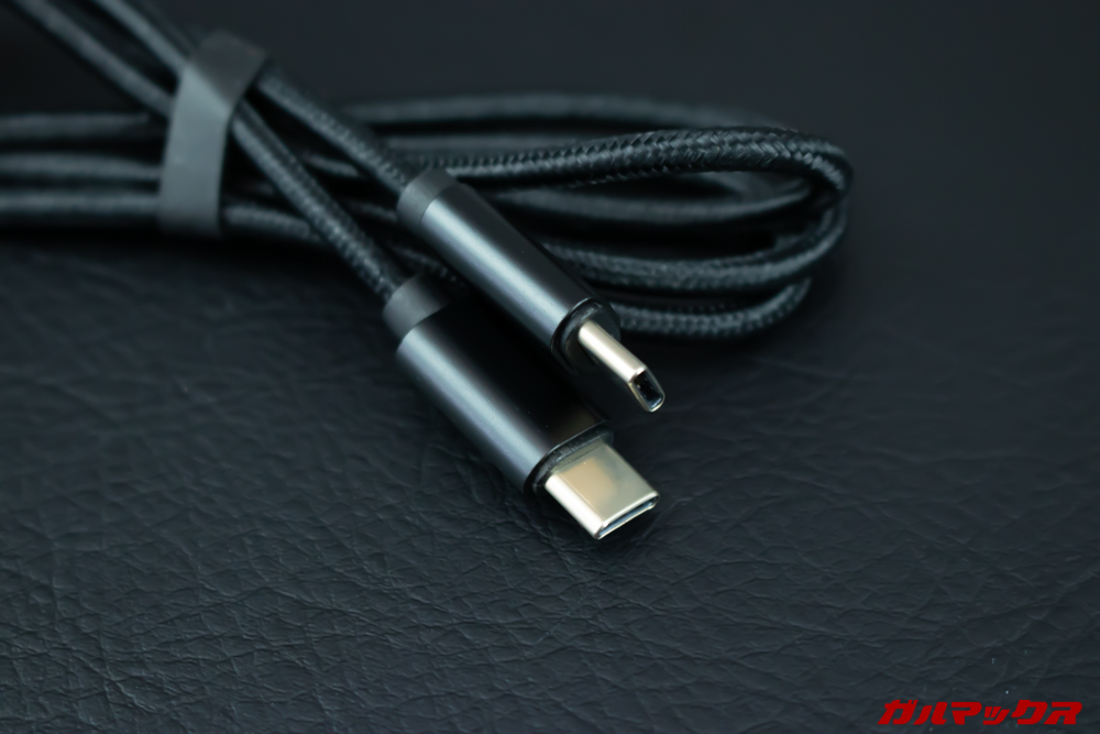 OneMix 3に付属しているケーブルは布巻きで頑丈。長さは1メートルくらいで少々短い