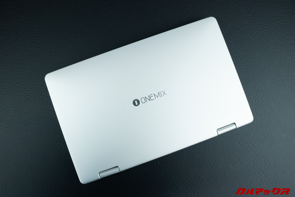 OneMix 3の天板はサラリとした肌触りで指紋などの汚れは目立ちにくい