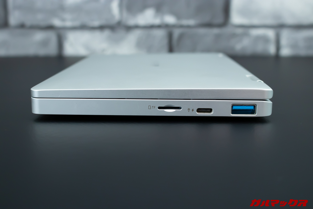 OneMix 3の右側面にはUSB端子やカードスロットを搭載