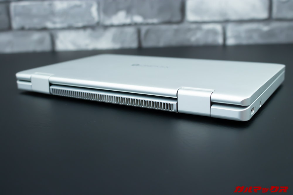 OneMix 3の背面は大型の通気口を搭載しているので排熱性能に期待できます。