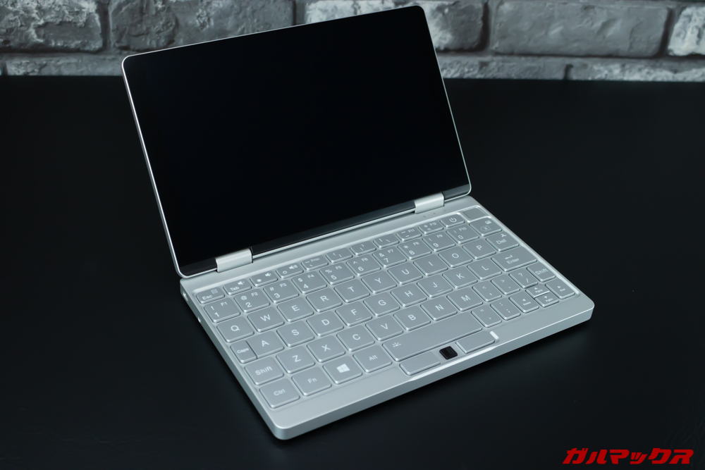 OneMix 3のディスプレイは8.4型なので大型。