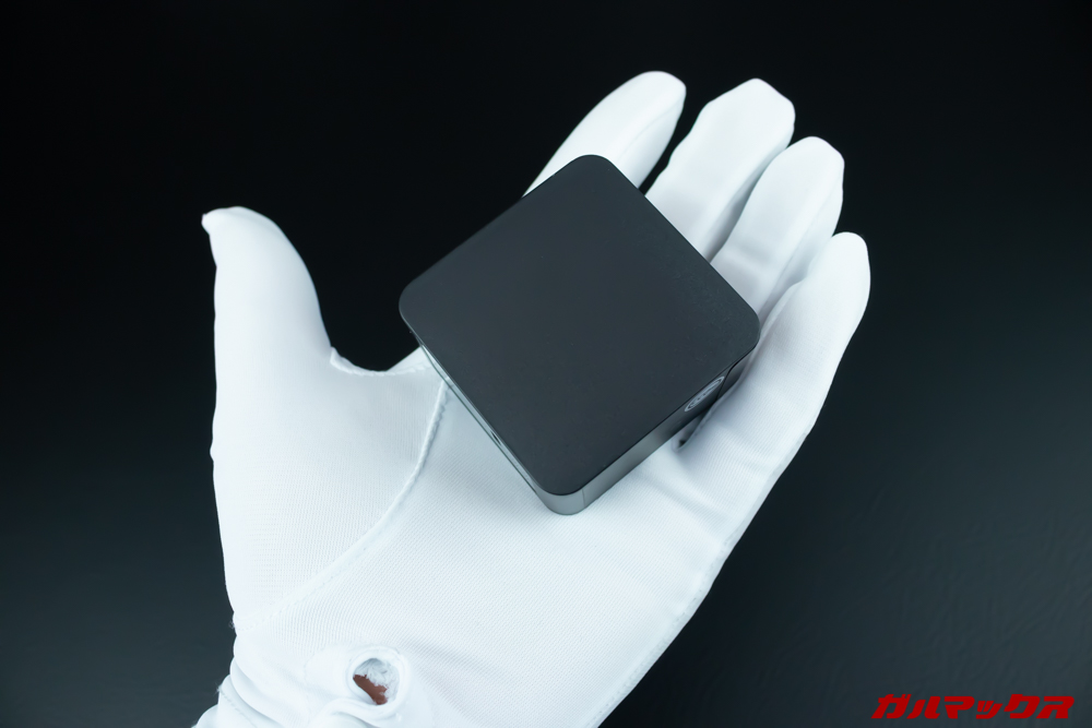 OneMix 3の充電器は小型です。