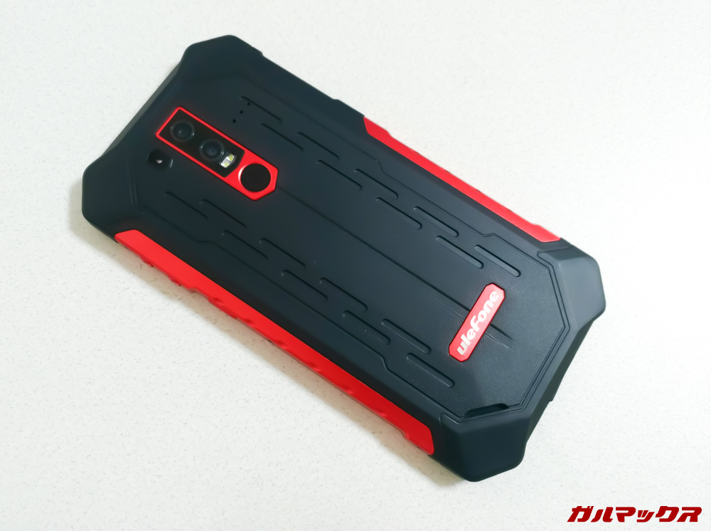 背面はラバーでカメラ周りやサイドフレームは金属製