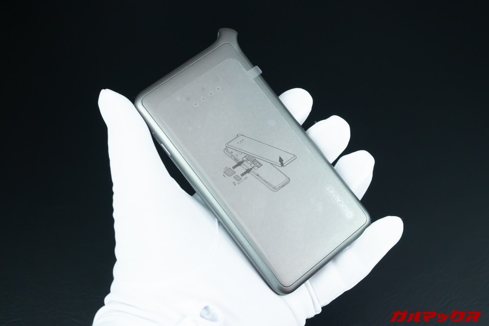 「どんなときもWi-Fi」のサイズは手のひらサイズですが小型スマホ並の大きさがありあります。