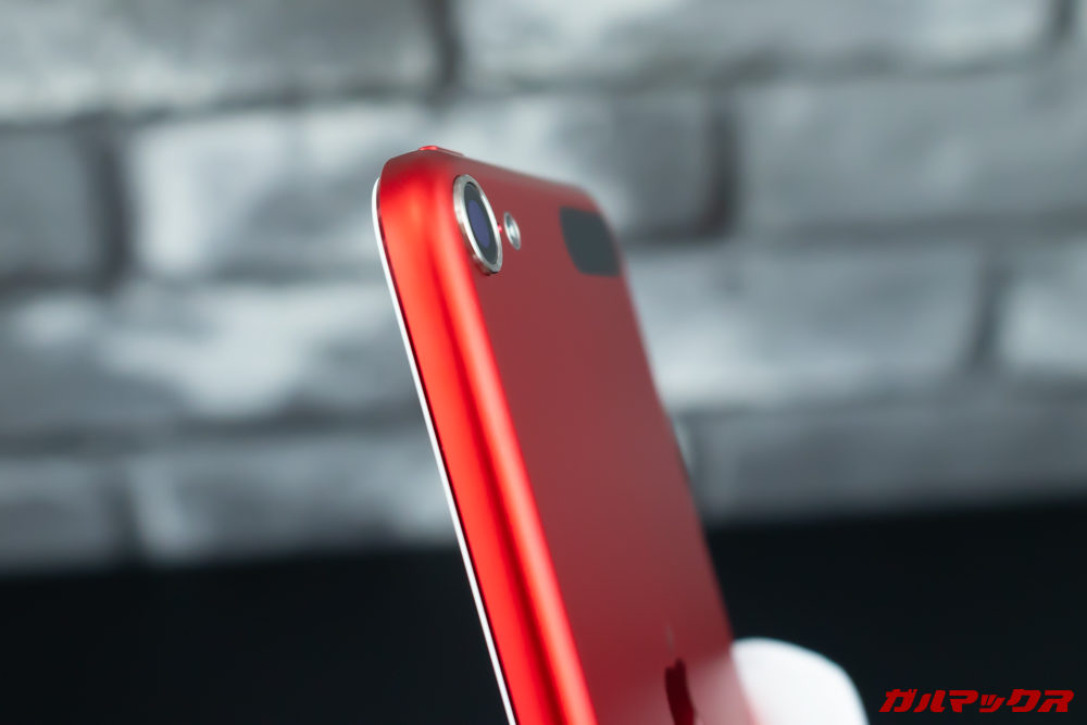 カメラ部分の出っ張りは控えめ。