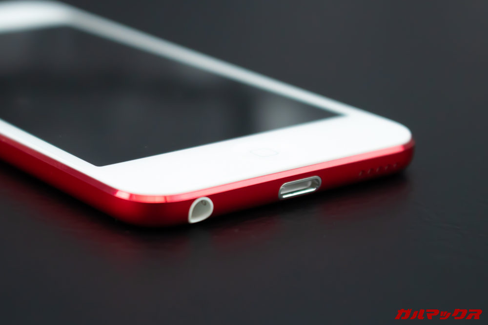 イヤホンジャック搭載で有線の音響機器にも対応。