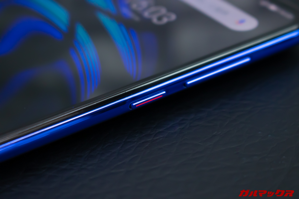 UleFone Power 6の電源ボタンにはアクセントのレッドカラー。