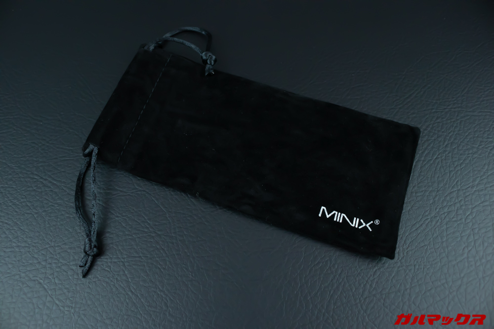 MINIX NEOは持ち運びケースが付属