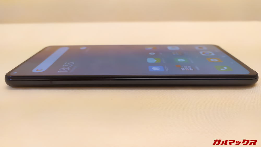 Xiaomi Mi 9Tの左側はスッキリしたデザインを採用している。