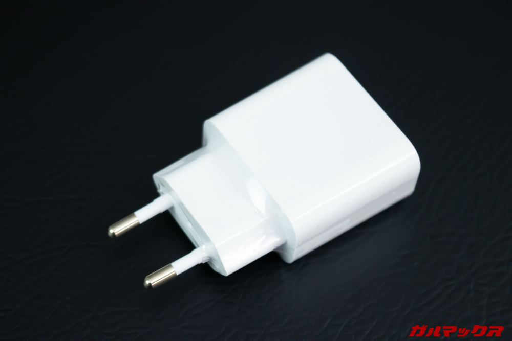 Xiaomi Mi A3の充電器は日本のコンセントに直接挿すことが出来ないので変換アタッチメントが必要。