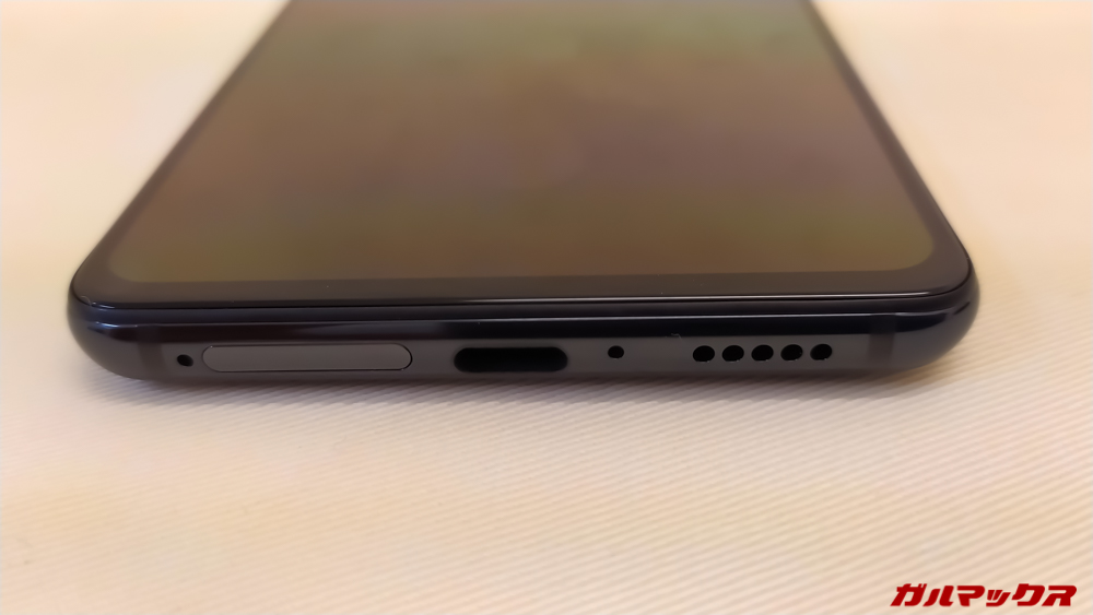 Xiaomi Mi 9Tは本体下部にSIMスロットを搭載。