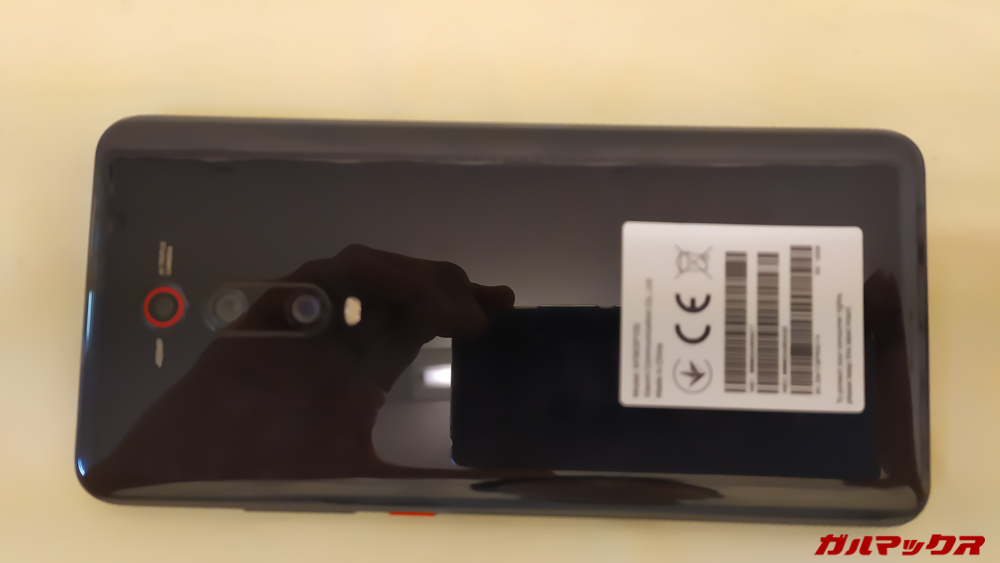 Xiaomi Mi 9Tの背面は光沢仕様