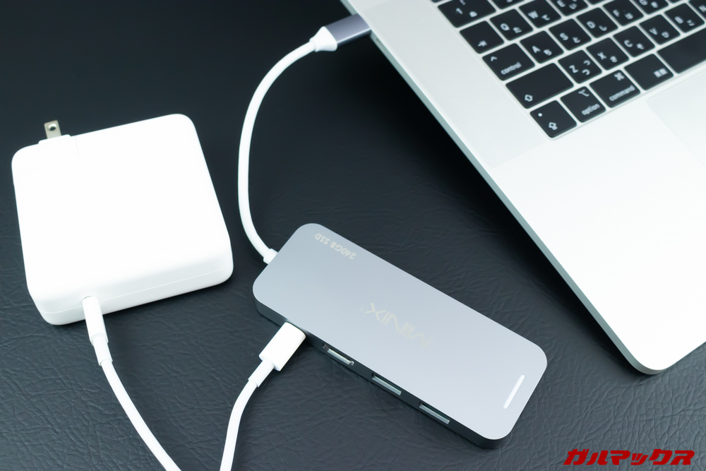 MINIX NEOはPD対応なので充電ケーブルを挿して充電できます。