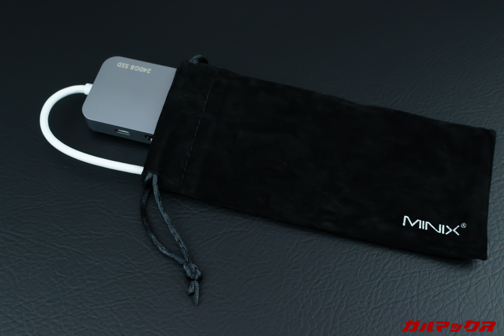 MINIX NEOの保護ケースは生地的に少々ホコリが付着しやすい