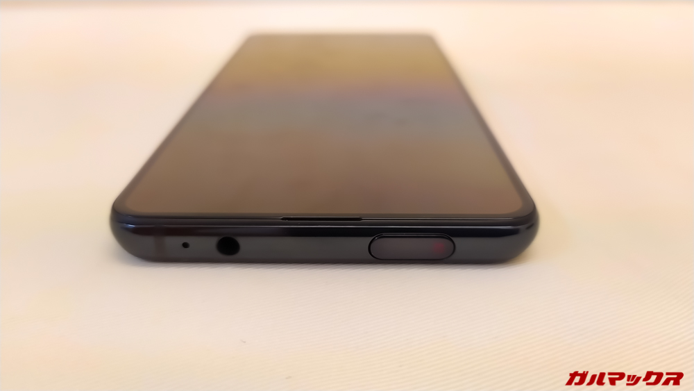 Xiaomi Mi 9Tの本体上部は電動ポップアップ式を採用。