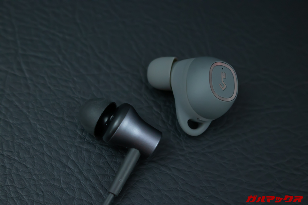 AUKEY Key Series EP-T10のサイズ感は有線イヤホンと比較するとやや大きく感じる。