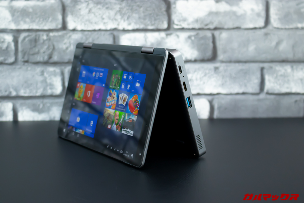 MiniBookはタブレット形状から少し画面を開くことで省スペースで自立することが出来る。