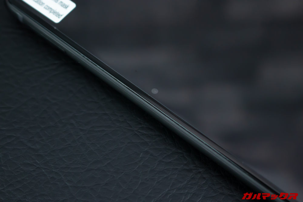 ELEPHONE U2の付属品である保護フィルム。貼り付けてくれるのは良いんだけどゴミが入っていた。