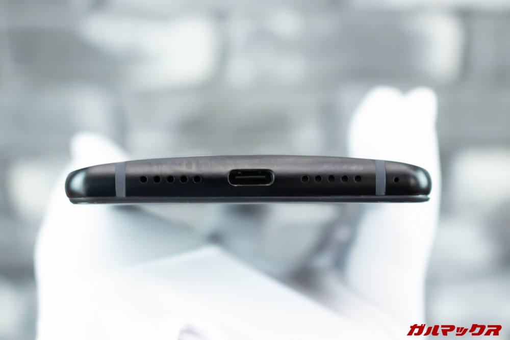 ELEPHONE U2の背面は大きく湾曲している。