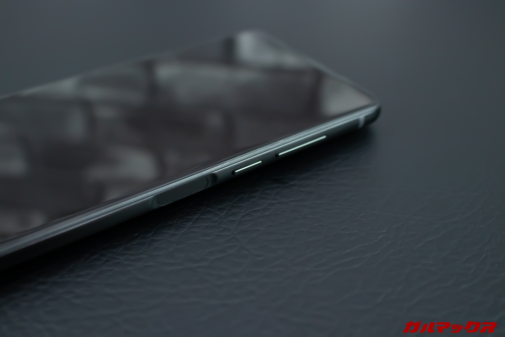 ELEPHONE U2の指紋センサーは本体の右側面に備わっております。