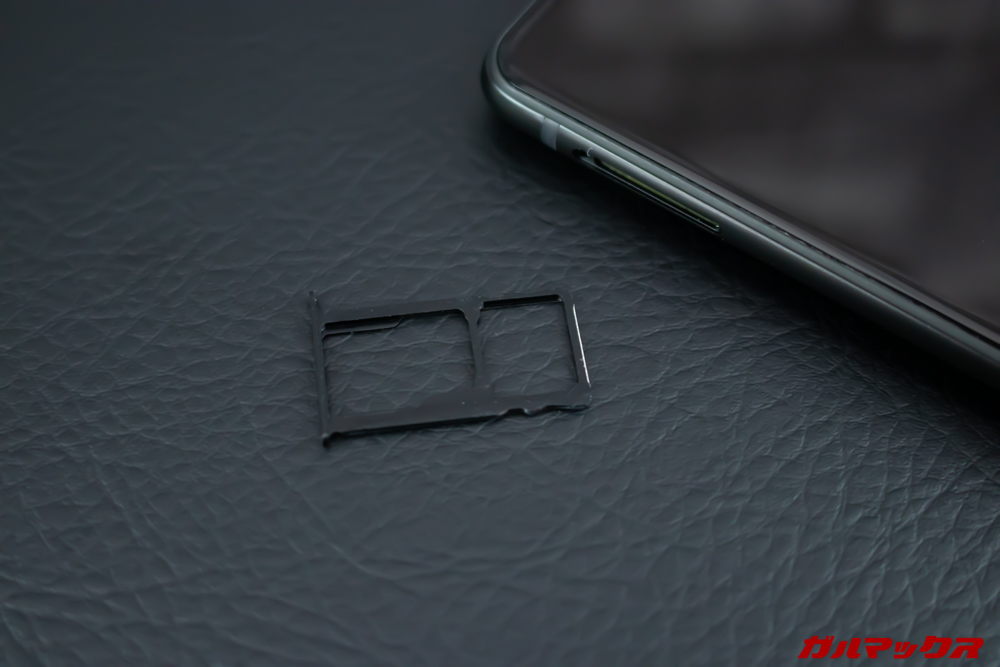 ELEPHONE U2のSIMトレイはNanoSIM×2でMicroSDは共用タイプ。