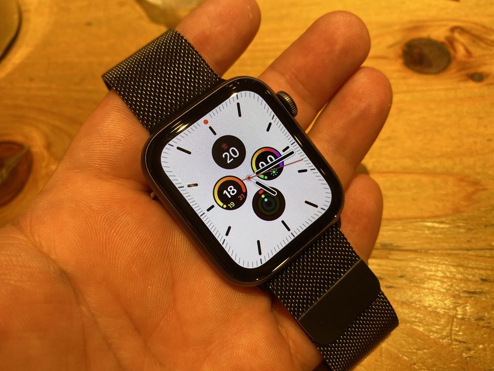 Apple Watch Series 5の購入雨後、待ちきれずに喫茶店で開封
