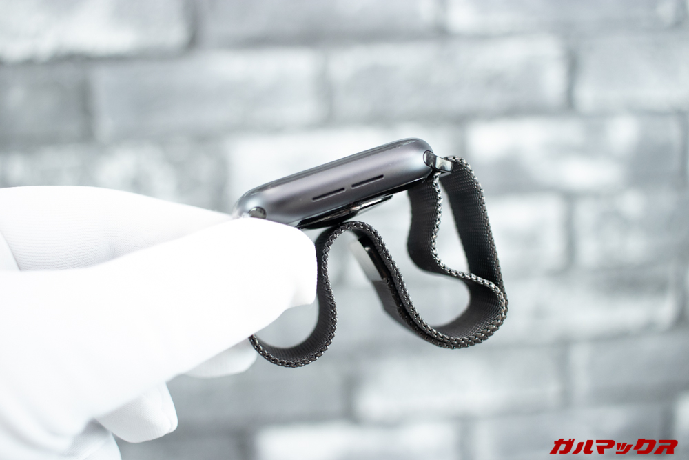 Apple Watch Series 5の磁石付きバンドはそのへんに引っ付きまくるので使いにくい。