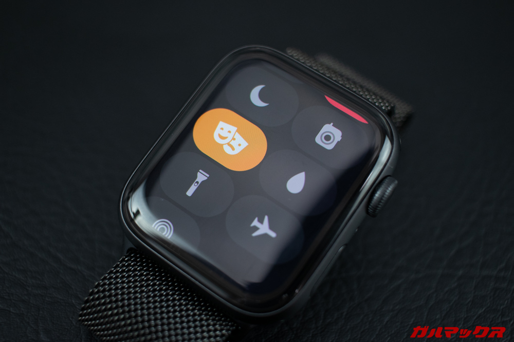 Apple Watch Series 5はシアターモードをオンにするとタップするまで画面が点灯しない。