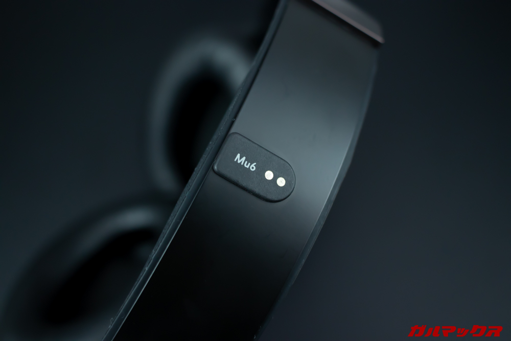 Mu6のヘッドバンド上部には充電用のドッキング端子が備わっています。