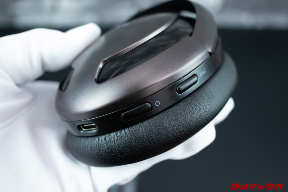 Mu6のL側には電源やモード切り替え、充電端子が備わっています。