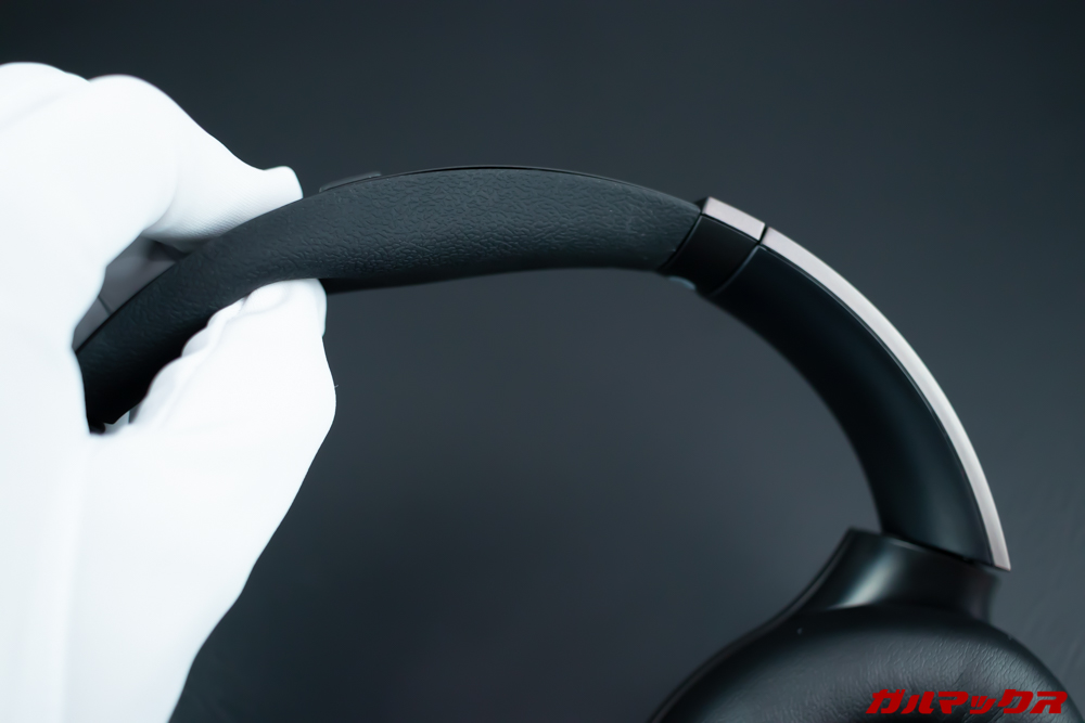 Mu6のヘッドバンド部分はラバーのような素材で非常に柔らかいです。