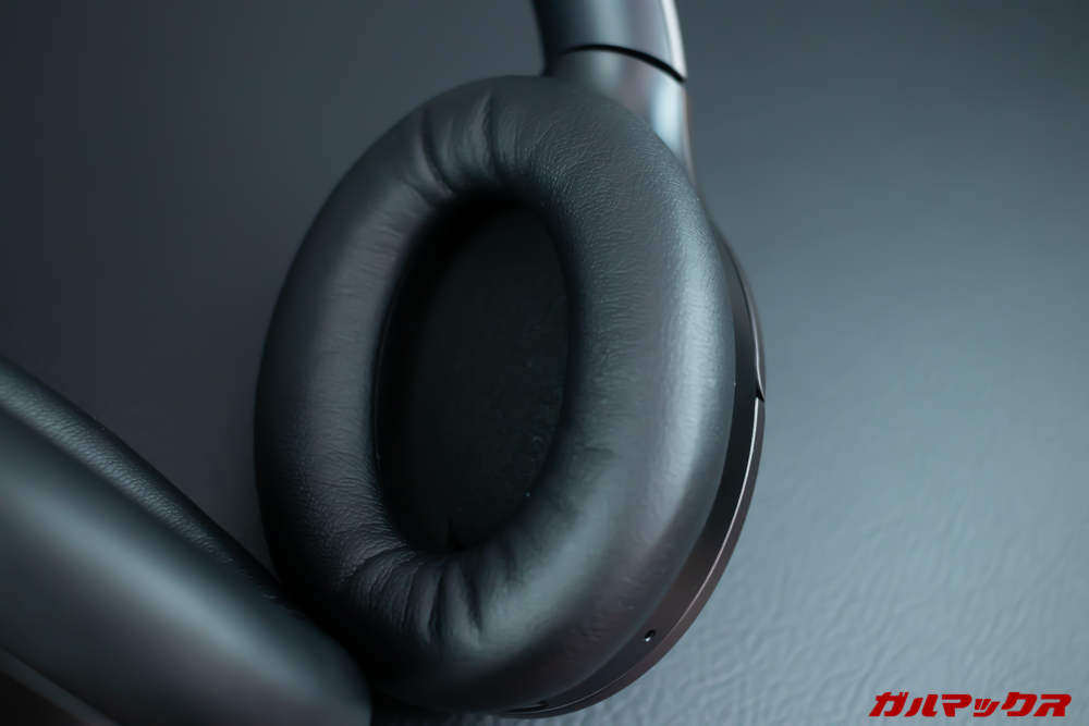 Mu6のイヤーパッドは低反発タイプで耳をすっぽり被せるタイプ。