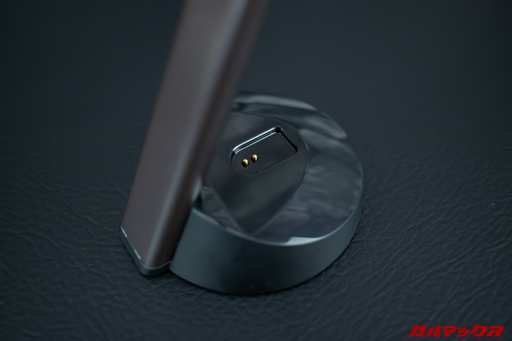 Mu6のドッキング端子はスタンド天板裏に備わっています。