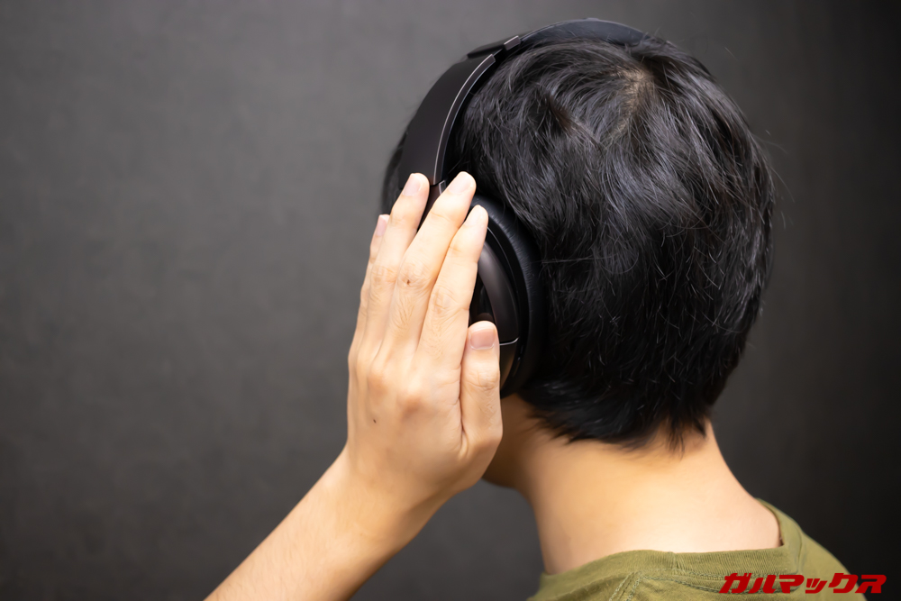 Mu6のL側に手をかぶせると周囲の環境音を取り込みながら音量を自動で一時的に下げてくれるので会話もOK。