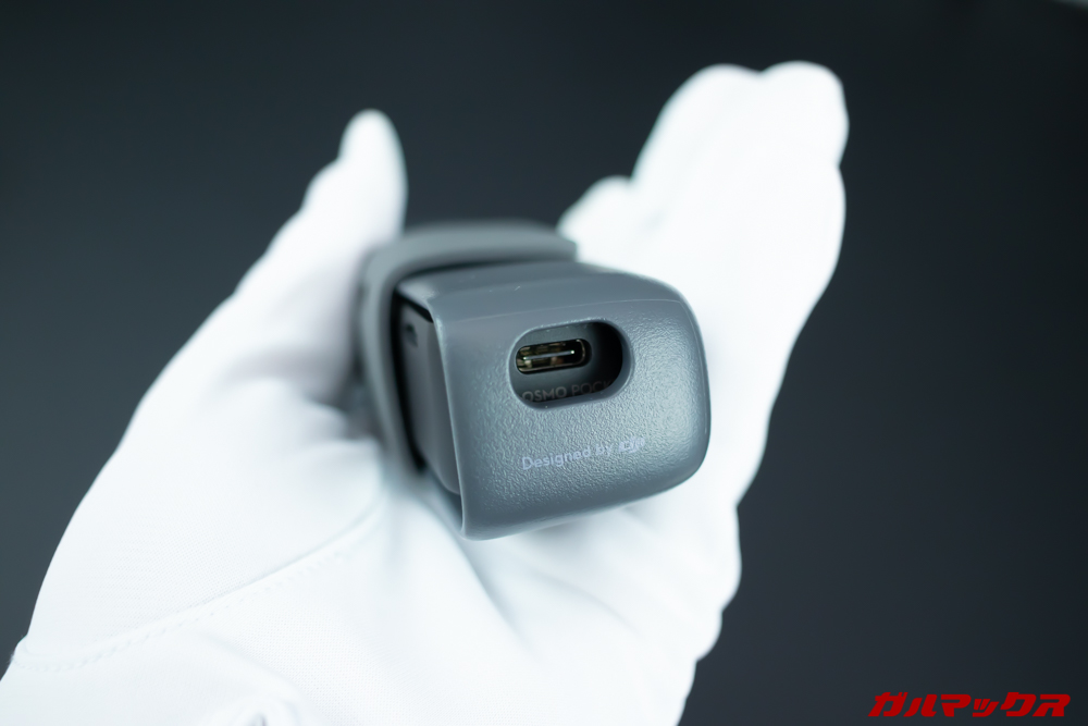 ケースに備わっている充電ポートが穴の形状なので充電中のOSMO POCKETをケースに仕舞うときはケーブルを一旦抜かないといけないのが面倒くさい