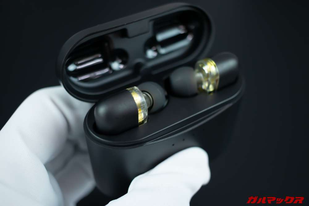 Rademax LEOの蓋はスッと開きます。