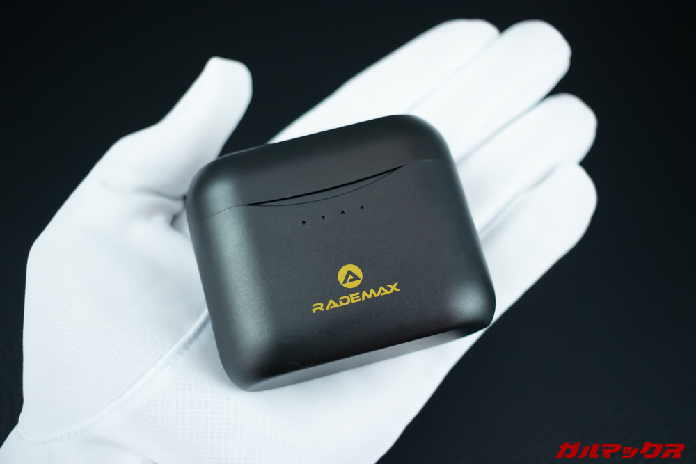 Rademax LEOのケースは丸みを帯びているのでポケットにもするりと入る