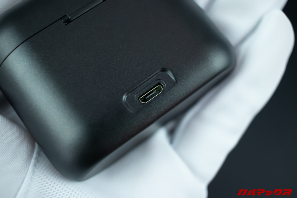 Rademax LEOのケース背面には充電端子が備わっている。