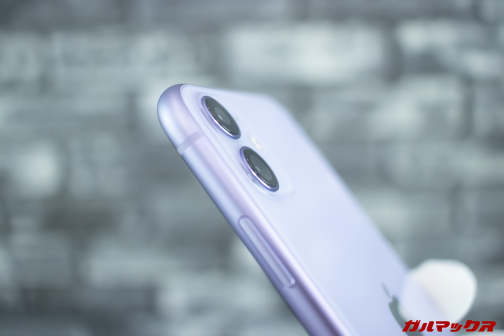 iPhone 11のカメラはレンズガラスが飛び出している。