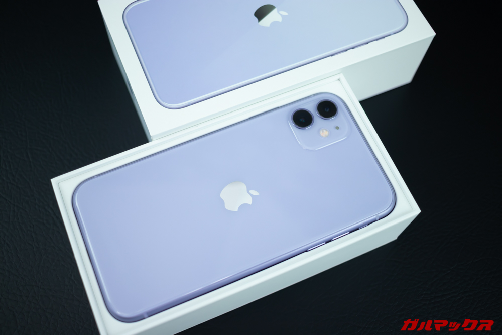 パカッと開くと本体が登場。落とさないように注意。