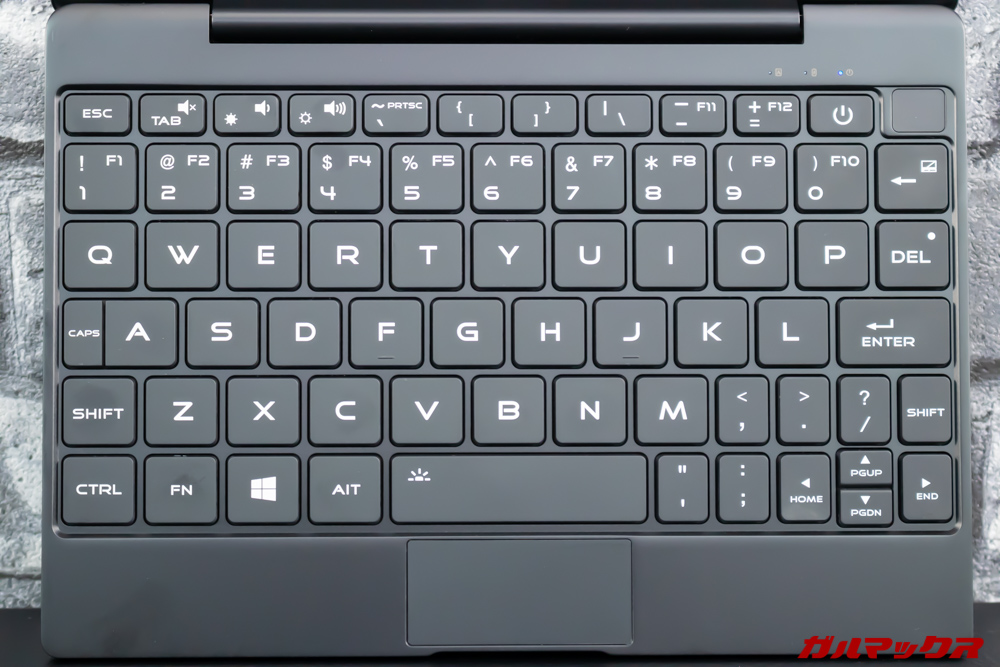 MAG1のキーボードサイズはフルサイズ並なのでアルファベットの入力が非常に楽。