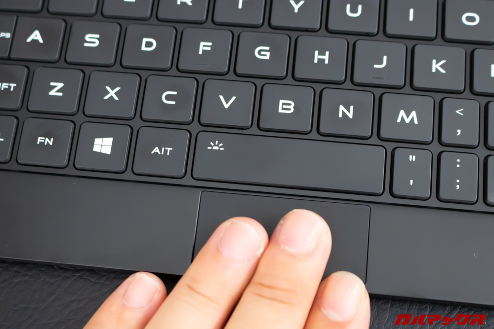 MAG1のトラックパッドは非常に小型。複数指での操作にも対応しているが3本指操作から著しく操作性が悪くなる。