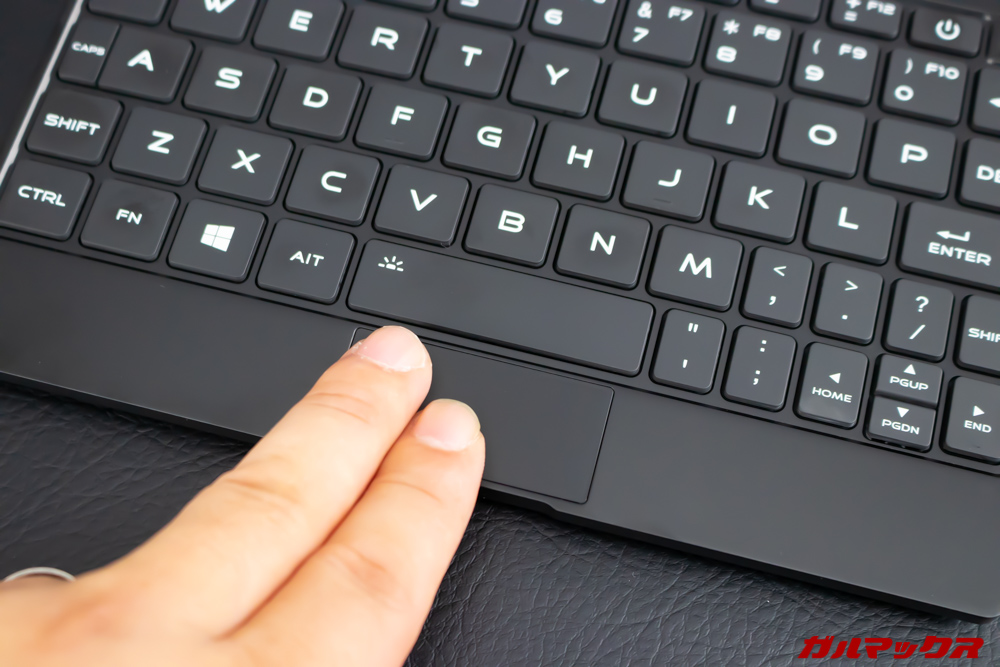 MAG1のトラックパッドは二本指操作で上下スクロールが可能。トラックパッドが小さいので指は横並びにしての操作がオススメ。