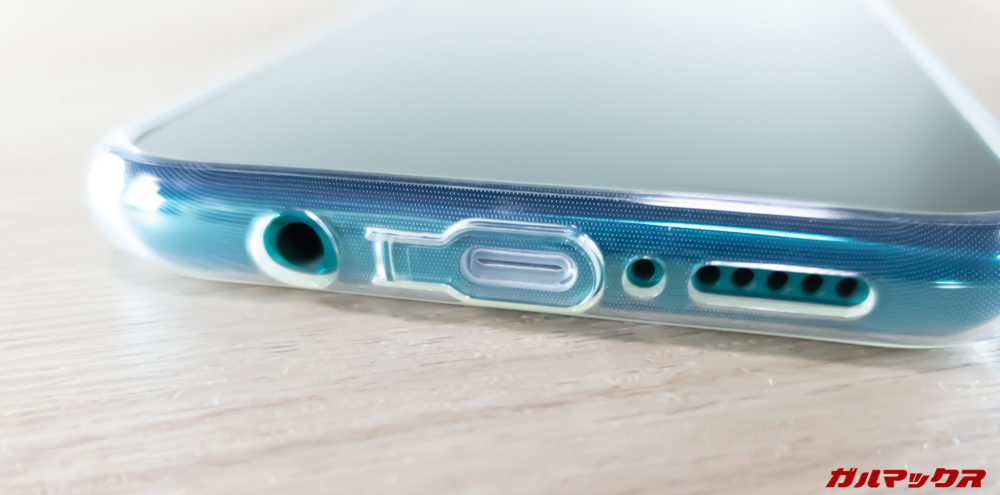 付属のTPUケースにはUSB端子保護用のフタ有り