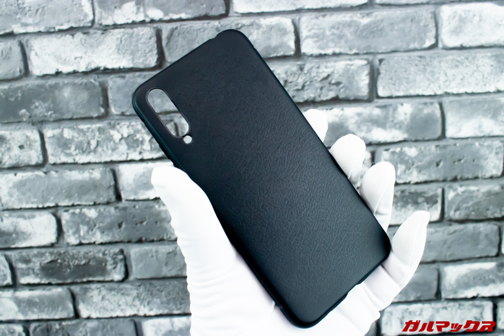 UMIDIGI Xに付属のケースはブラックの革調です。