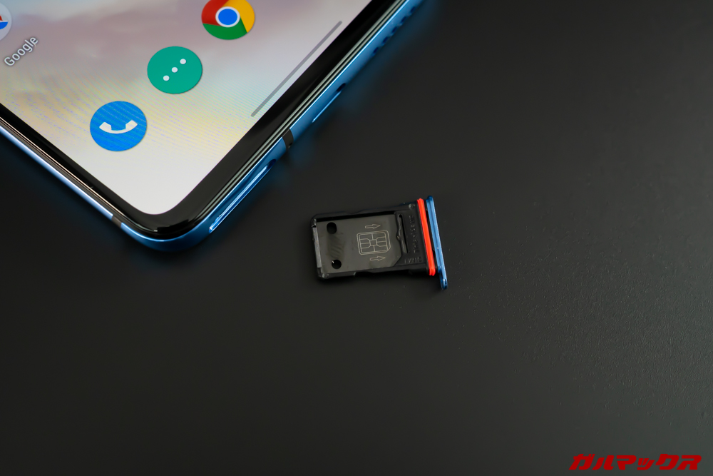 OnePlus 7TのSIMトレイは表と裏に1枚ずつNanoSIMが挿入できるようになってます。