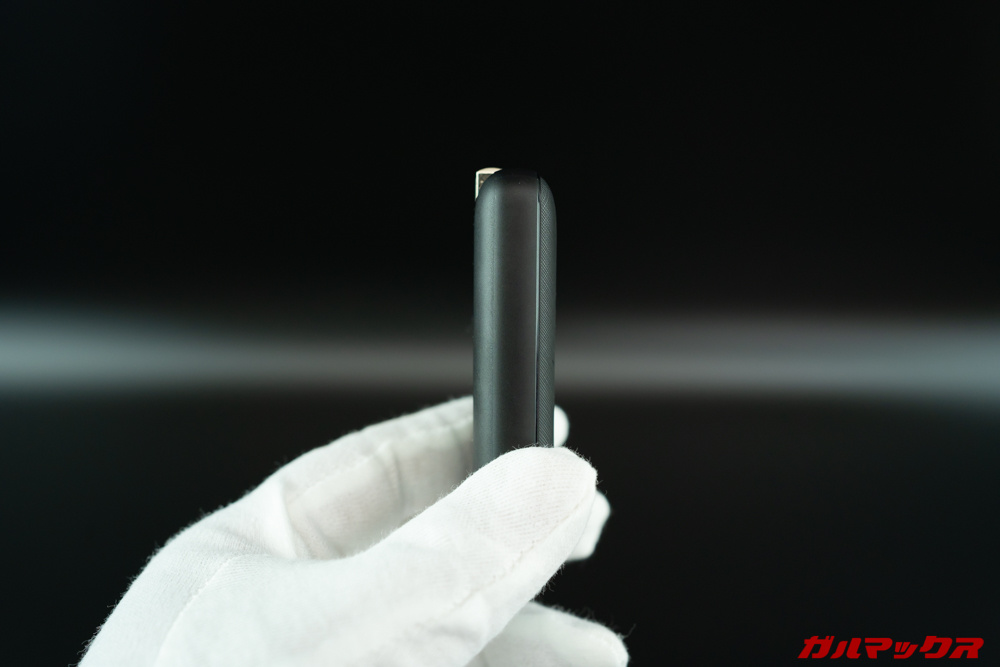 Anker-PowerPort-Atom-III-Slimのプラグを折りたたむと少しだけ出っ張っている